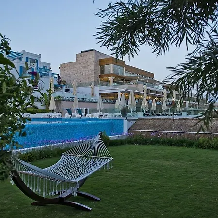 Bellazure منتجع 4*